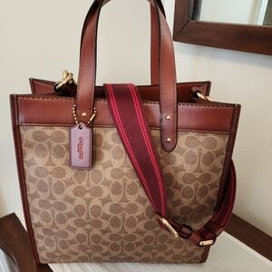 Coach Field Tote 30 in Signature Canvas With Horse and Carriage EUC
